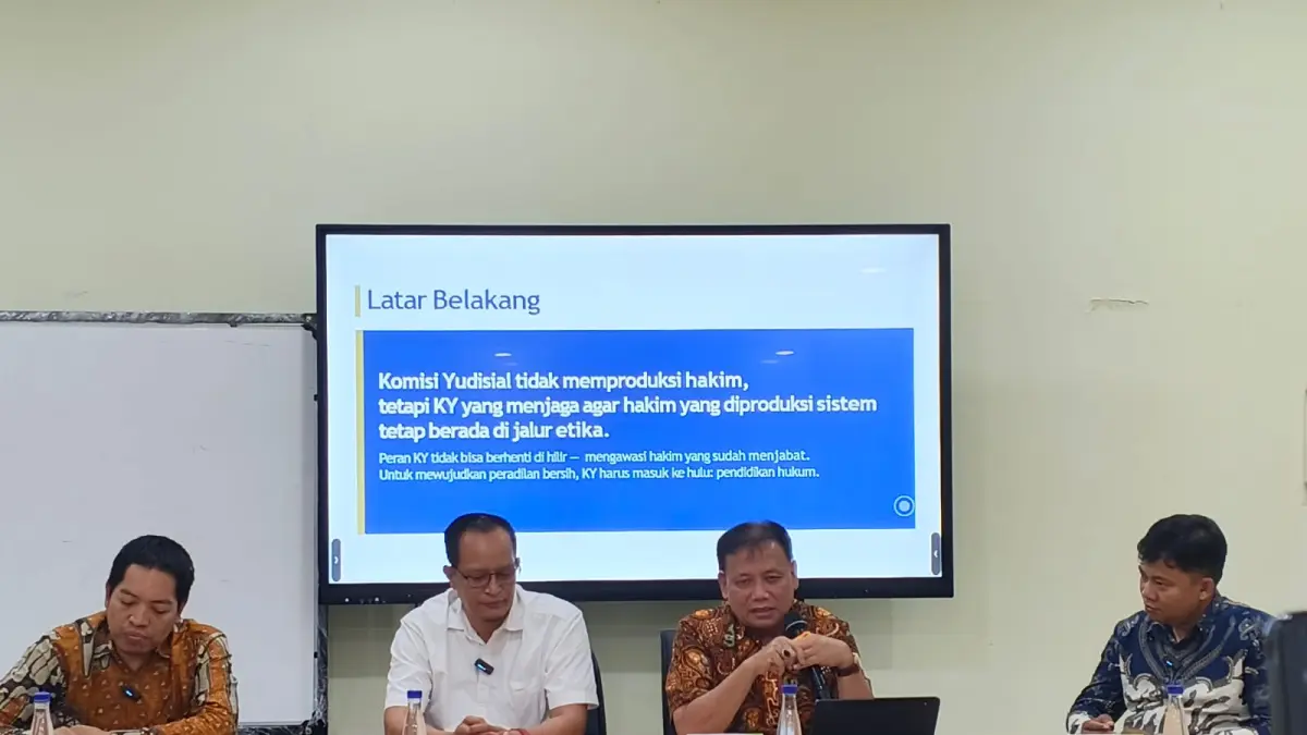 Anggota Komisi Yudisial RI, Abhan Misbah SH, MH (tengah), Advokat Publik, Karman Sastro, SH, MH (baju putih) memberikan keterangan terkait kasus pelecehen seksual oleh hakim senior di Jateng usai kegiatan FGD di Universitas Semarang, Sabtu (16/5/2026). 
