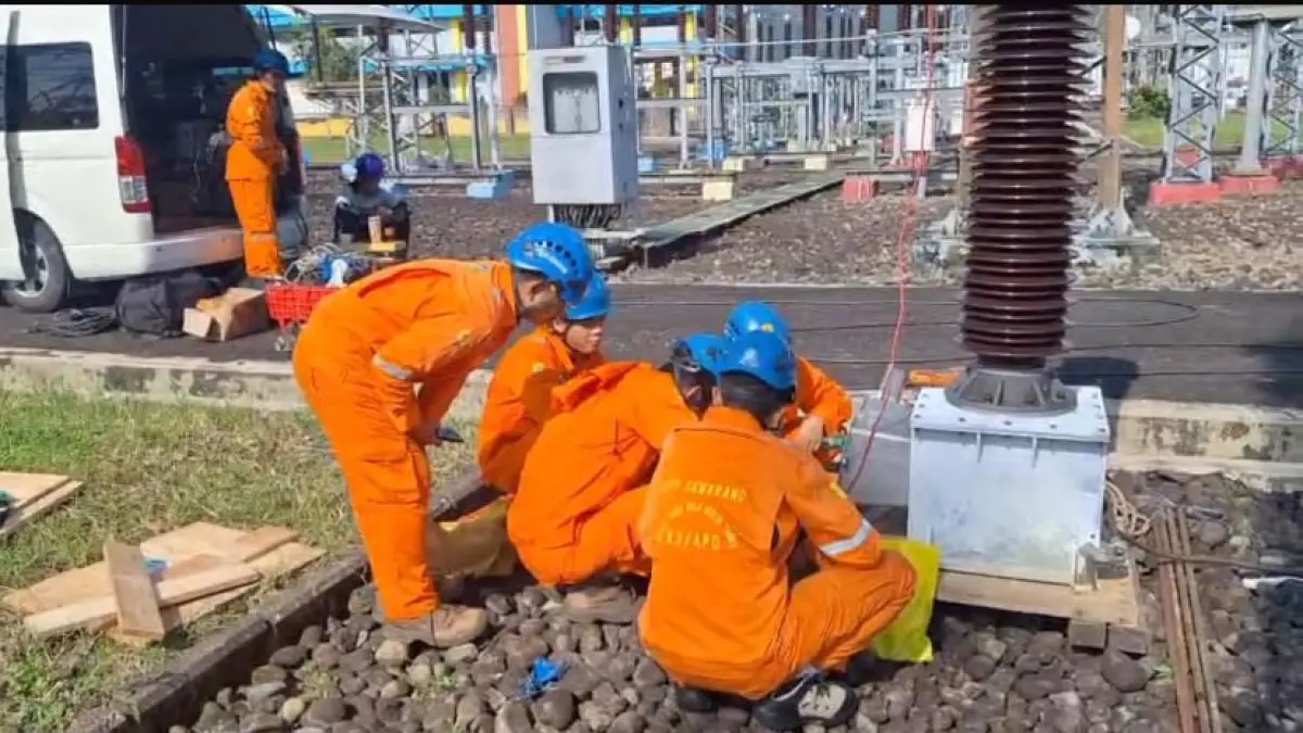 PENGGANTIAN : PT PLN (Persero) melalui PLN Unit Pelaksana Transmisi (UPT) Semarang berhasil menyelesaikan penggantian Current Voltage Transformer (CVT) Bay Mranggen 2 Phasa T.&nbsp;