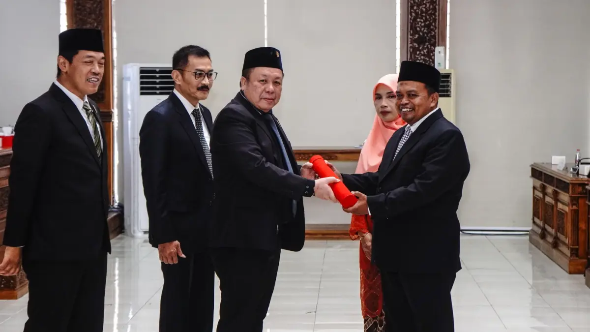 Pimpinan DPRD Kota Salatiga menyerahkan SK kepada Sularman