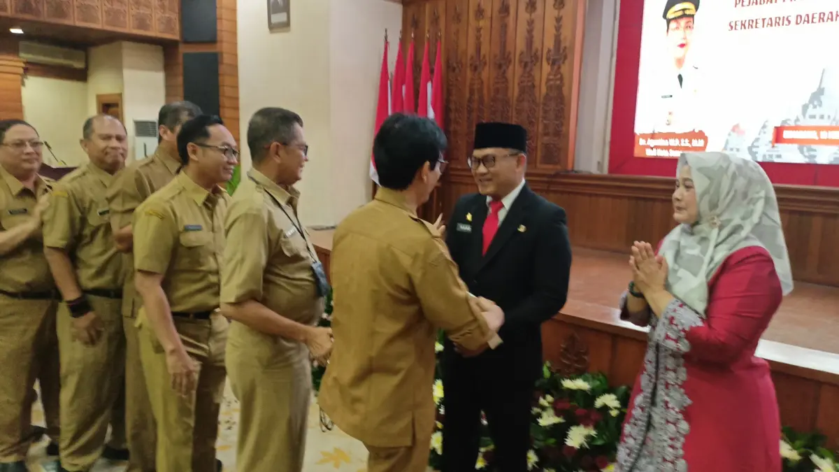 Sekda Kota Semarang, Handi Priyanto ketika mendapatkan ucapan selemat dari kepala OPD dilingkungan Pemkot Semarang (ADENNYAR WYCAKSONO/JAWA POS RADAR SEMARANG)