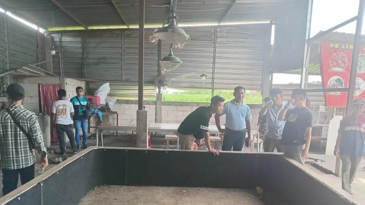 Warga dan petugas tutup lokasi perjudian sabung ayam dan dadu klutuk.(wahibpribadi)