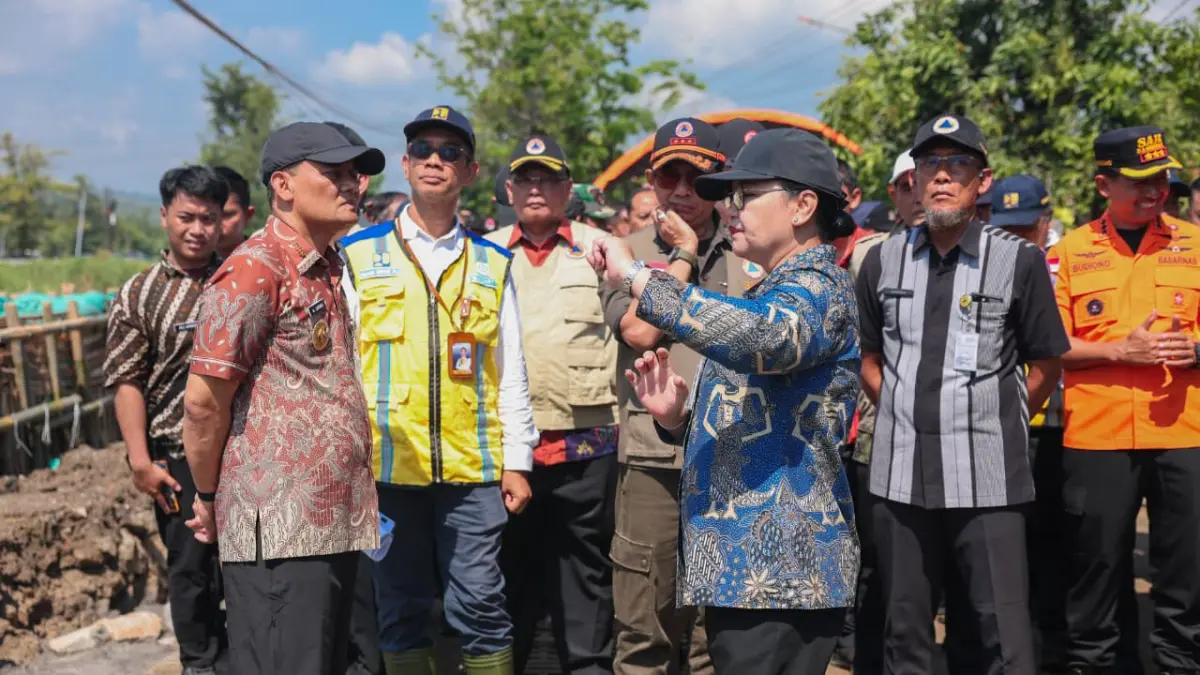 Kepala BNPB Suharyanto saat meninjau lokasi dan melakukan rapat terbatas bersama Gubernur Jawa Tengah Ahmad Luthfi, Sekda Jawa Tengah Sumarno, Walikota Semarang Agustina Wilujeng Pramestuti, dan Kepala BBWS Pemali-Juana Sudarto, di Kota Semarang pada Selasa, 19 Mei 2026 