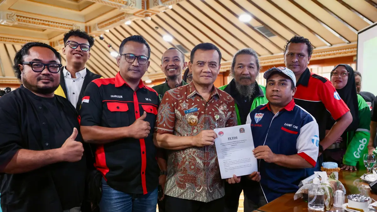 Ahmad Luthfi saat menerima audiensi perwakilan driver ojol roda dua dan roda empat di kantornya, Selasa, 19 Mei 2026.