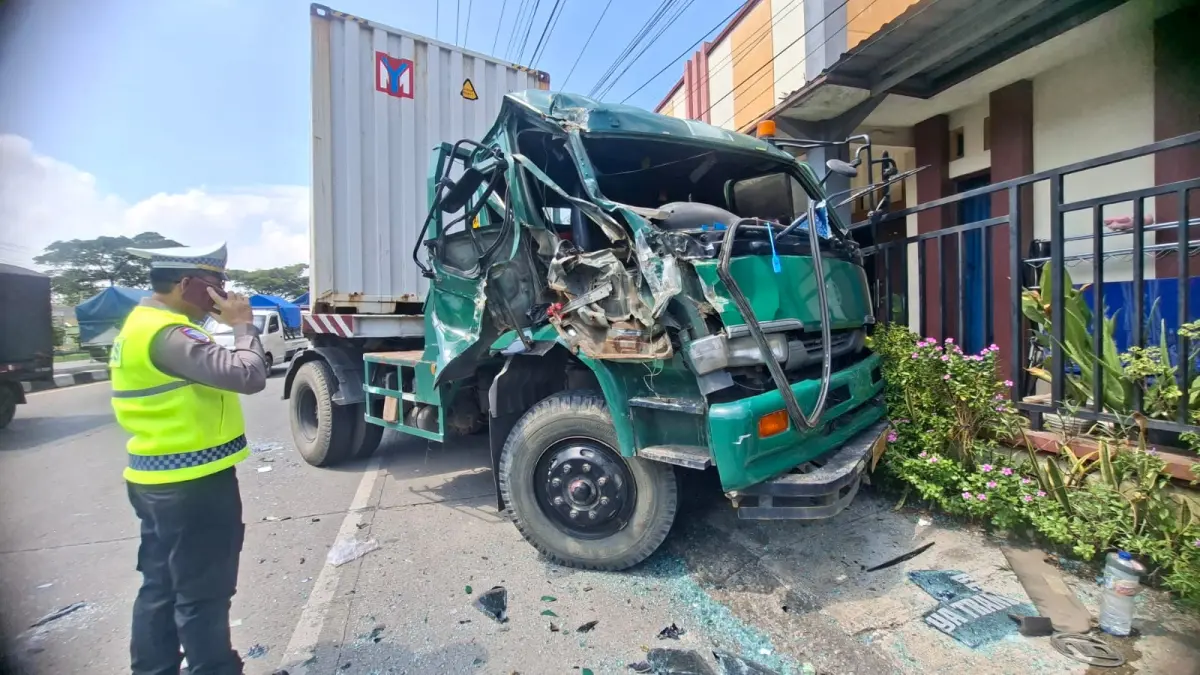 Truk Tronton Nopol H 8133 OQ dalam posisi menabrak pagar rumah Suhardi warga Desa Batu, Karangtengah, Demak. (hib)

