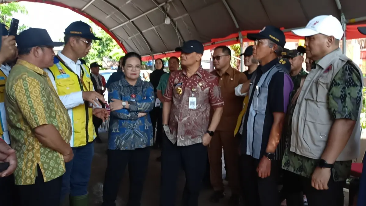 CEK TANGGUL JEBOL : Wali Kota Semarang, Agustina Wilujeng bersama Gubernur Jateng, Ahmad Luthfi ketik melihat tanggul Sungai Plumbon yang jebol 