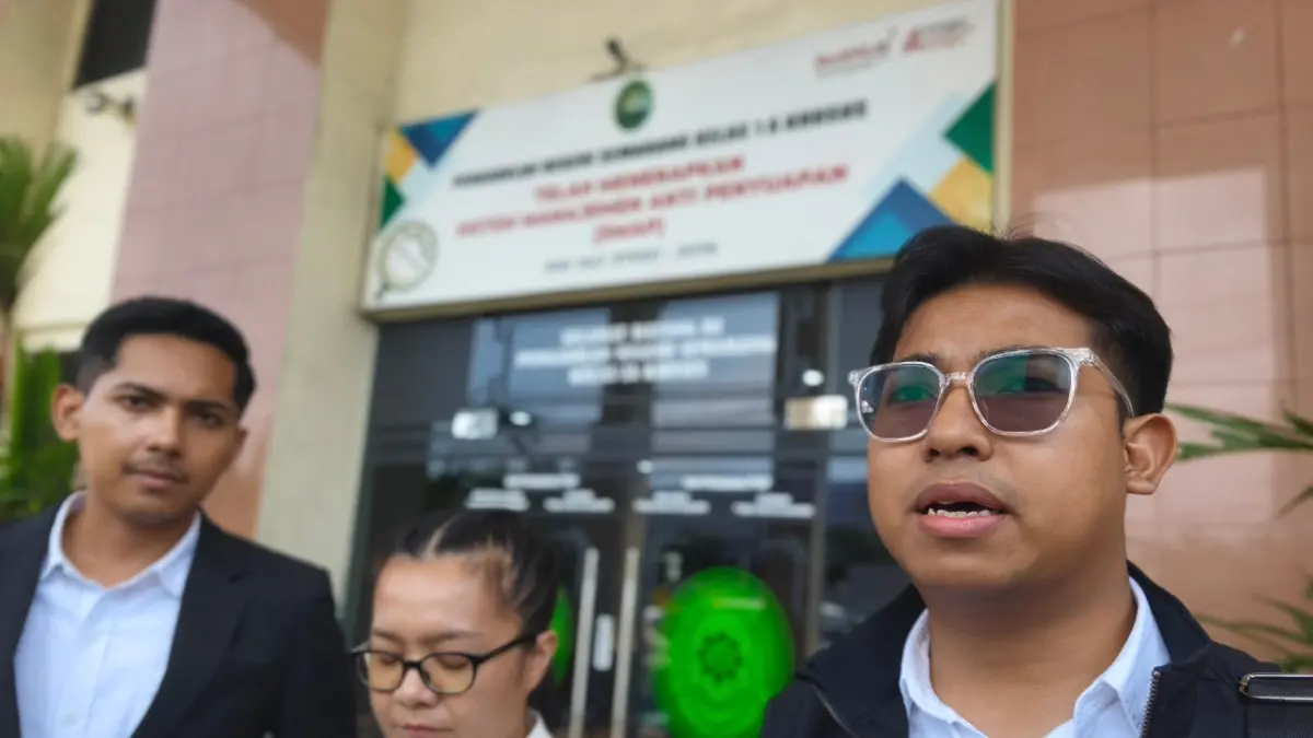 Kuasa hukum Bella, Reyhan Abdillah bersama terpidana Bella Puspita Sari usai sidang di Pengadilan Negeri Semarang, Senin (18/5/2026). 
