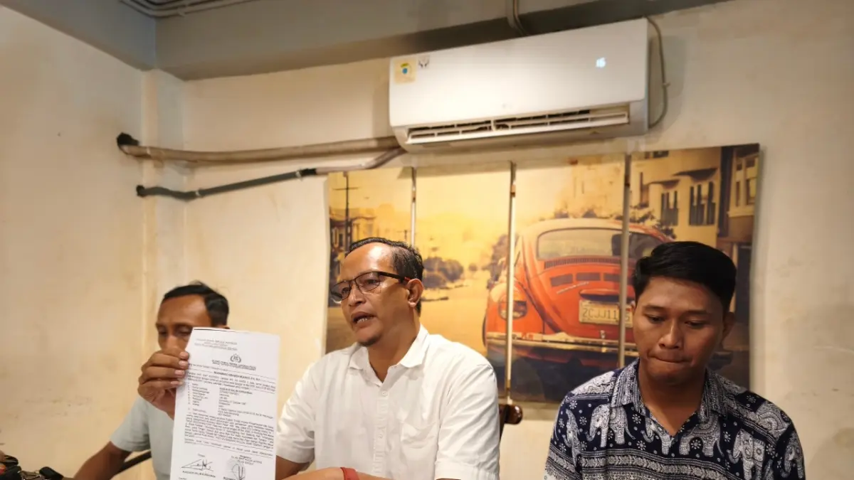 Kuasa hukum korban, Sukarman bersama kakak korban Rais Nur Halim, Randy Wicaksono memberikan keterangan dugaan penganiayaan, Senin (18/5/2026). 