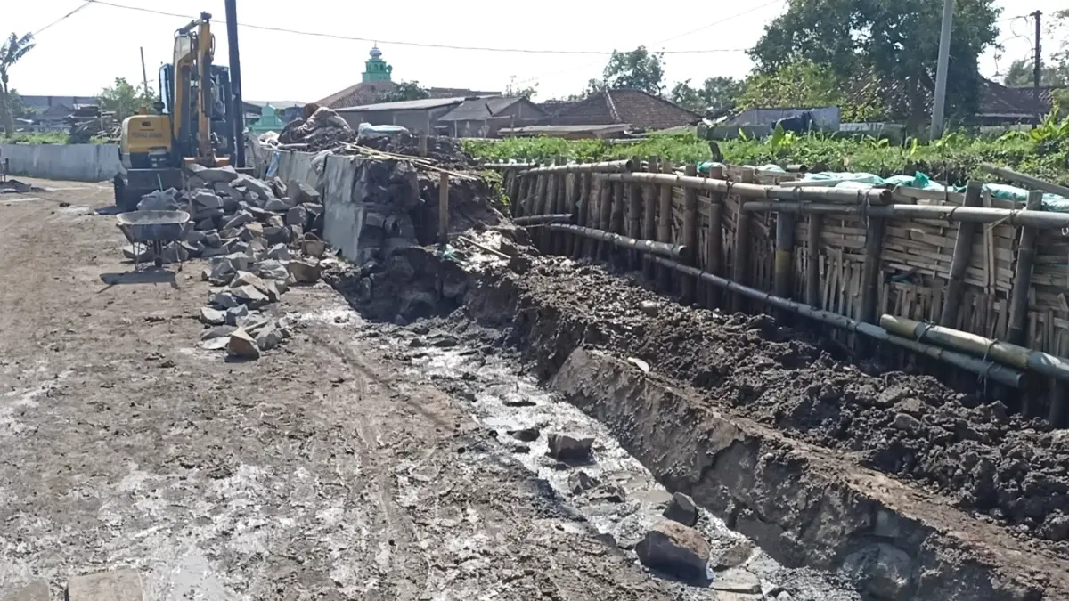 Penanganan Sungai Plumbon oleh BBWS, dengan menambal tanggul yang jebol.