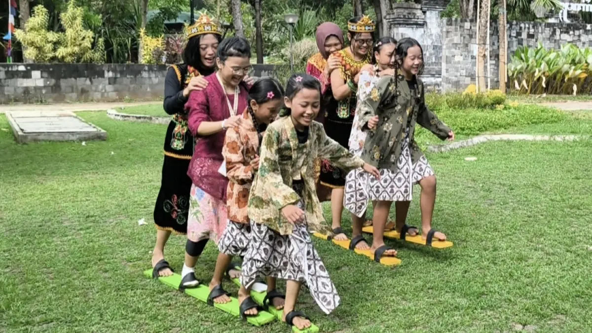 Siswa dari 16 Sekolah Dasar di Kota Semarang mengikuti Festival Dolanan Anak di Ungaran Negeri Semarang, Selasa (19/5/2026).