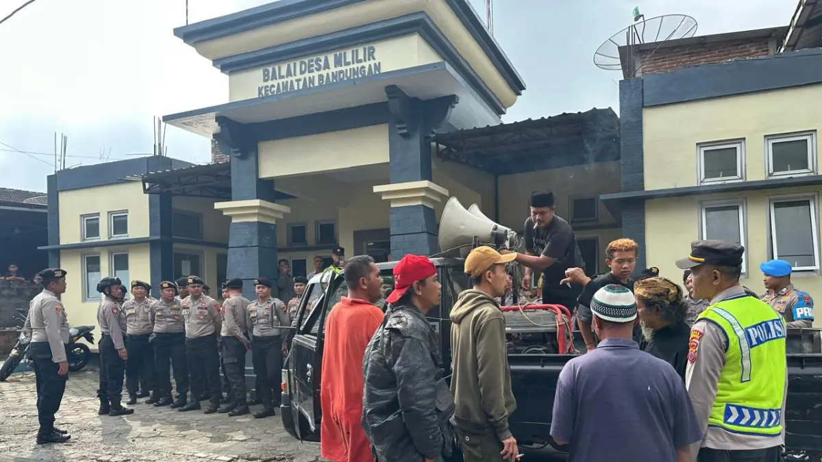 Warga Dusun Karangtalun Desa Mlilir Kecamatan Bandungan Kabupaten Semarang Jawa Tengah lakukan demo di Balai Desa Mlilir.