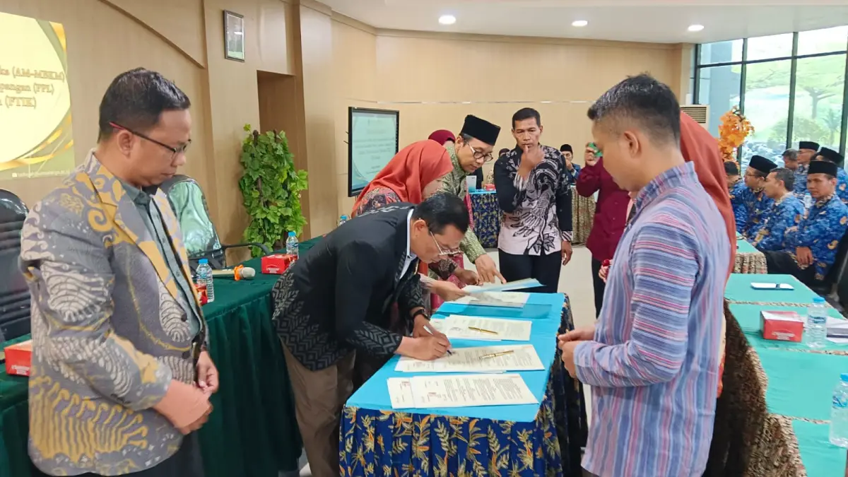 Dekan FTIK  UIN Salatiga menandatangani kerjasama