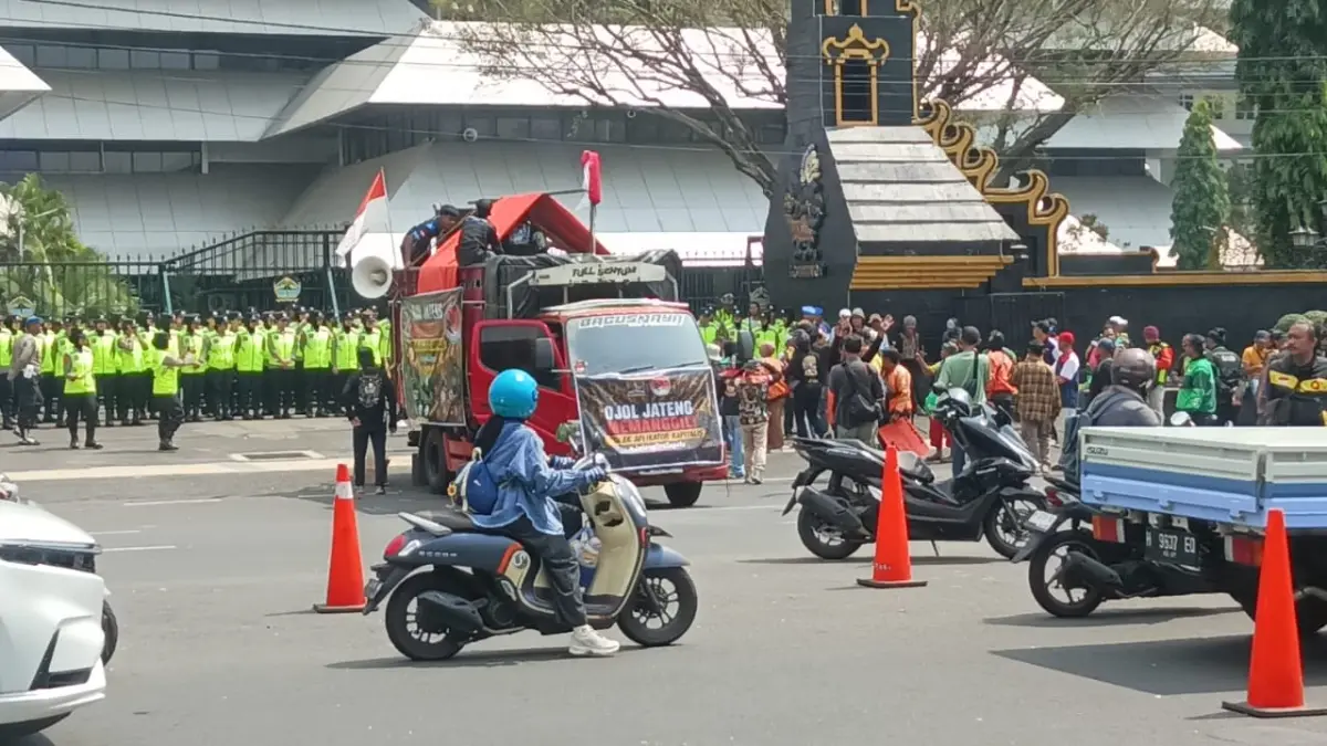 Dengan menggunakan satu unit truk sebagai mobil komando ratusan Driver Ojol berorasi di depan Gubernuran Jalan Pahlawan Semarang. (Sulistiono)
