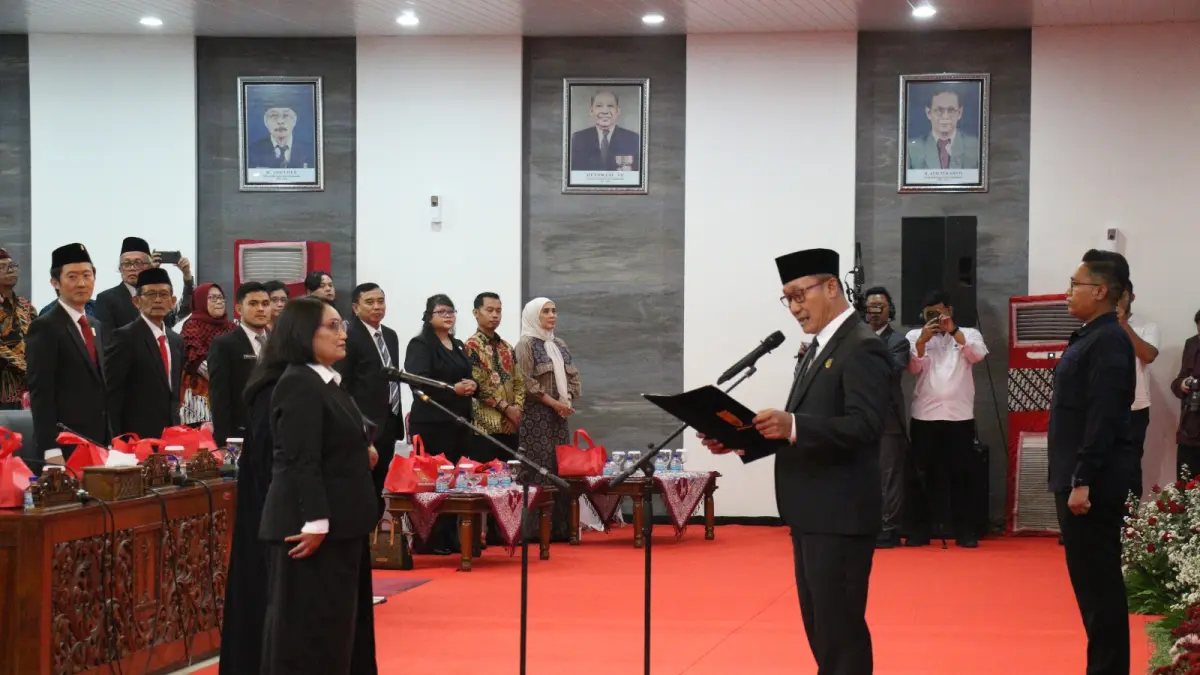DILANTIK : Ketua DPRD Kota Semarang, Kadar Lusman ketika melantik Endang Retnawati menggantikan almarhum Djoko Riyanto
