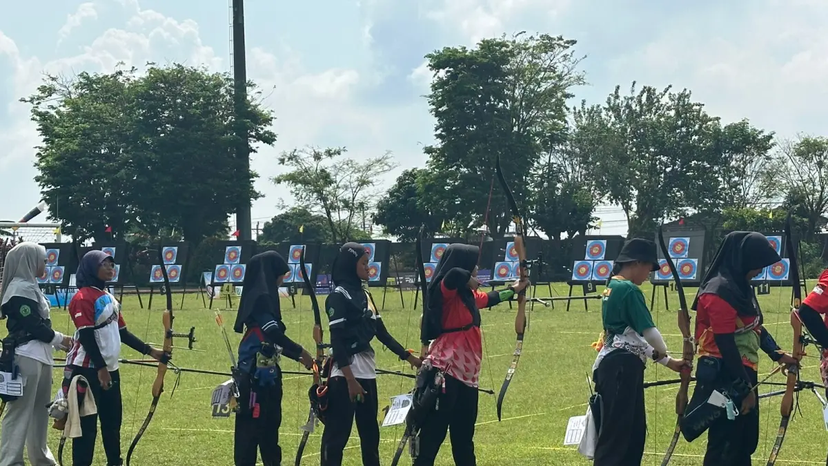 Ratusan atlet saat berlaga dalam ajang Kejuaraan Junior Panahan 2026 tingkat Jawa Tengah di GOR Pandanaran Wujil, Bergas, Kabupaten Semarang. Rabu (20/5).