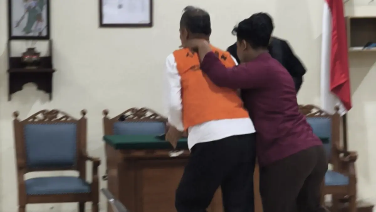 Terdakwa AKBP Basuki lari terbirit-birit usai sidang putusan di Pengadilan Negeri Semarang kasus kematian dosen Untag, Rabu (20/5/2026).