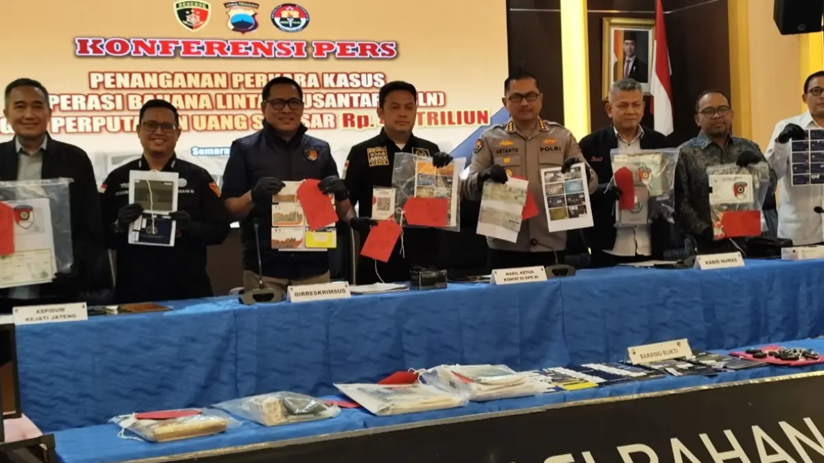 Berbagai barang bukti disita dari dua tersangka Nicolas Nyoto Prasetyo dalam kasus kasus koperasi BLN Salatiga 