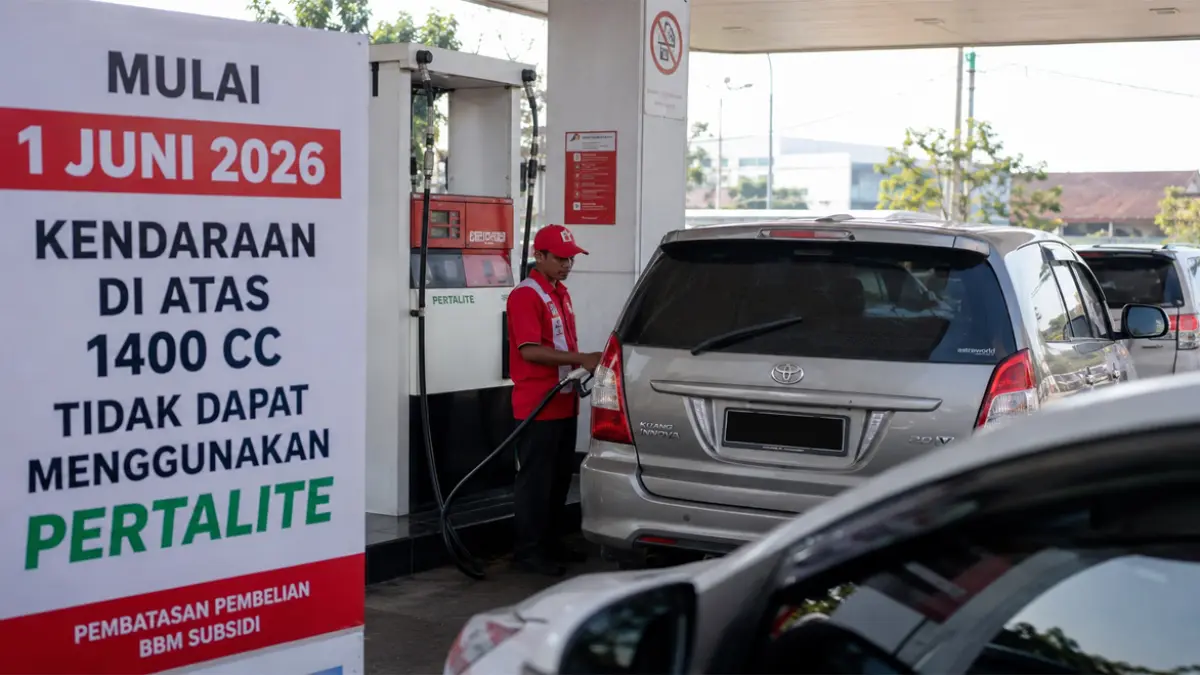 Ilustrasi AI : Wacana pembatasan Pertalite mulai 1 Juni 2026 untuk mobil di atas 1.400 cc membuat pelaku usaha rental kendaraan mulai menyiapkan strategi baru dan potensi kenaikan tarif sewa.
