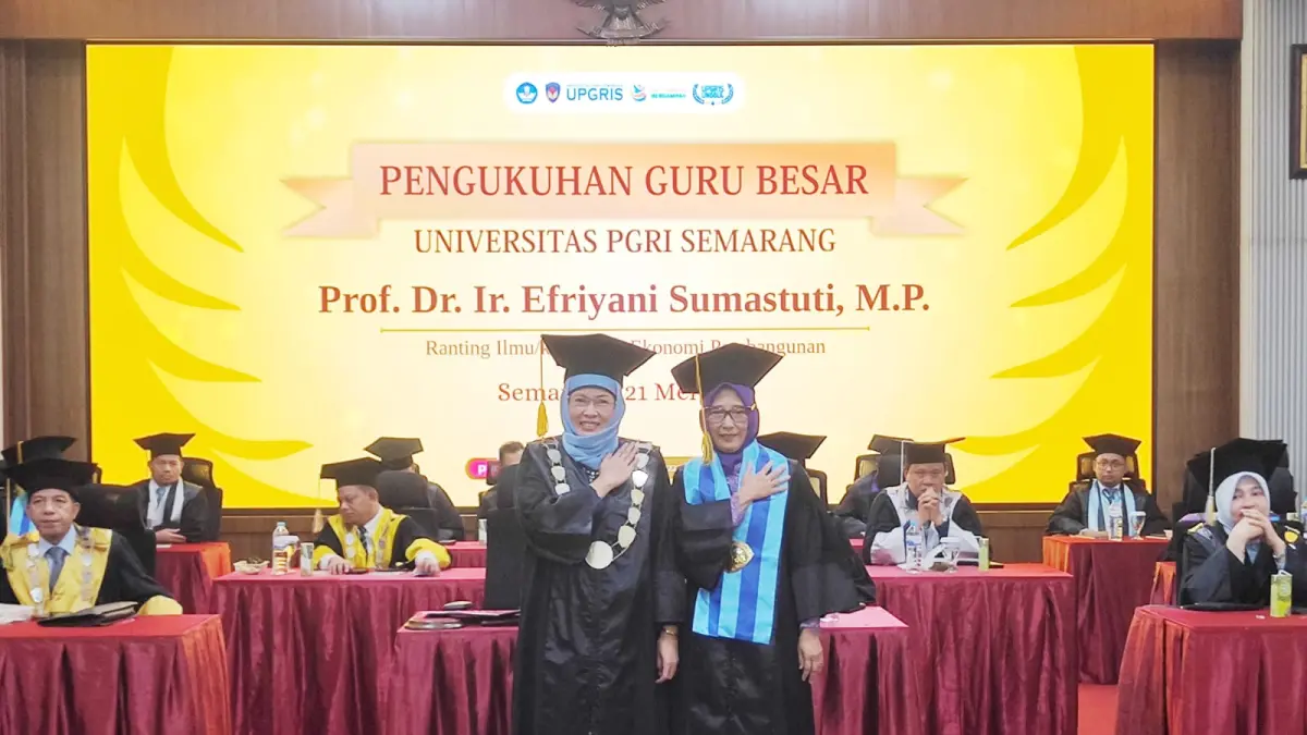 (kiri-kanan) Rektor UPGRIS Sri Suciati berfoto bersama Prof. Dr. Ir. Efriyani Sumastuti, M.P. sebagai Guru Besar bidang Ekonomi Pembangunan di Gedung Pusat Upgris, Kamis (21/5).