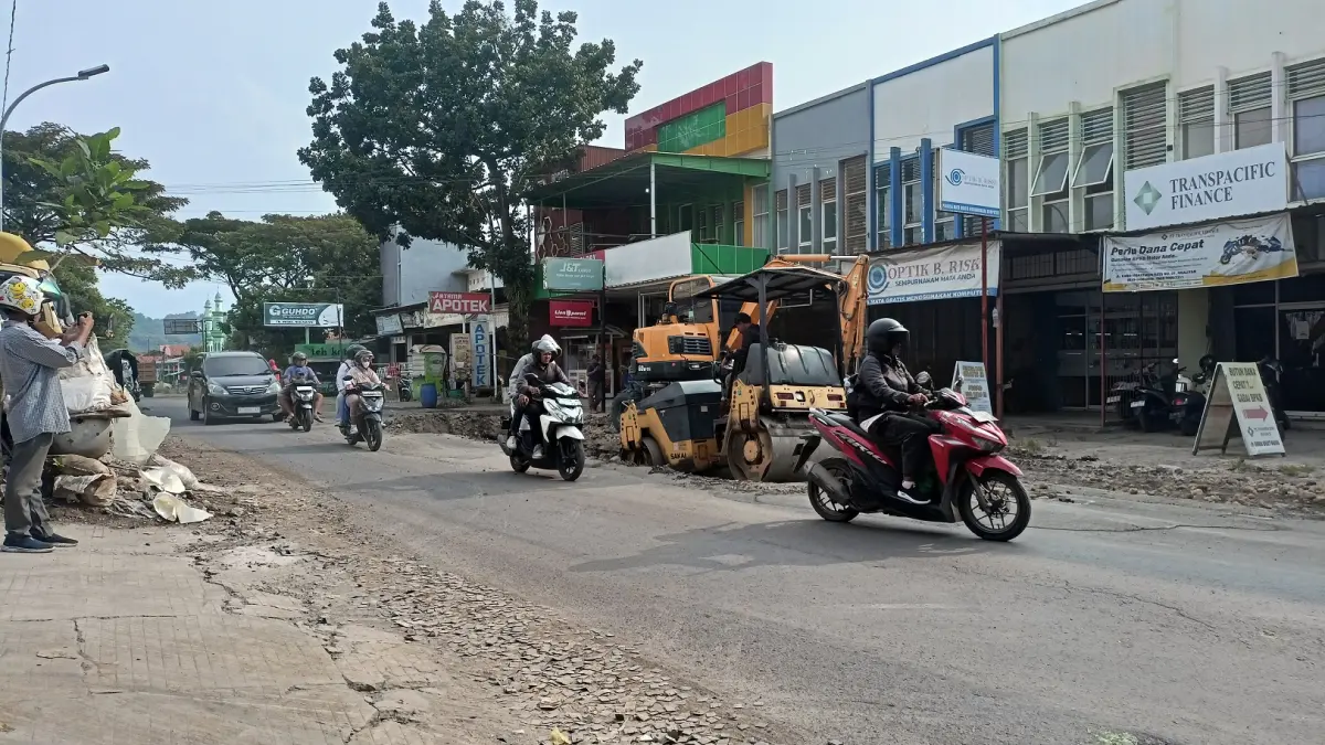MULAI DIPERBAIKI : Pemkot Semarang, mulai melakukan perbaikan jalan di Kalipancur dan sekitarnya. (ADENNYAR WYCAKSONO/ JAWA POS RADAR SEMARANG )