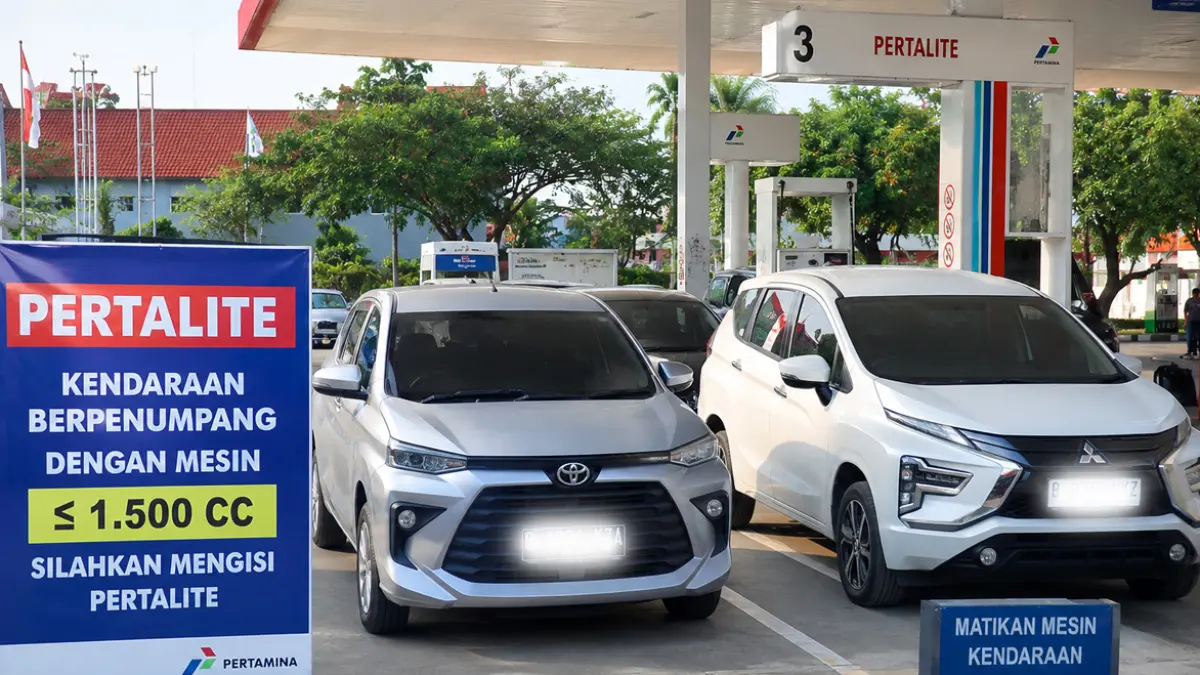 Pertamina akhirnya memberikan penjelasan resmi terkait isu viral mobil di atas 1400 cc dilarang isi Pertalite mulai 1 Juni 2026. Simak fakta lengkapnya di sini.
