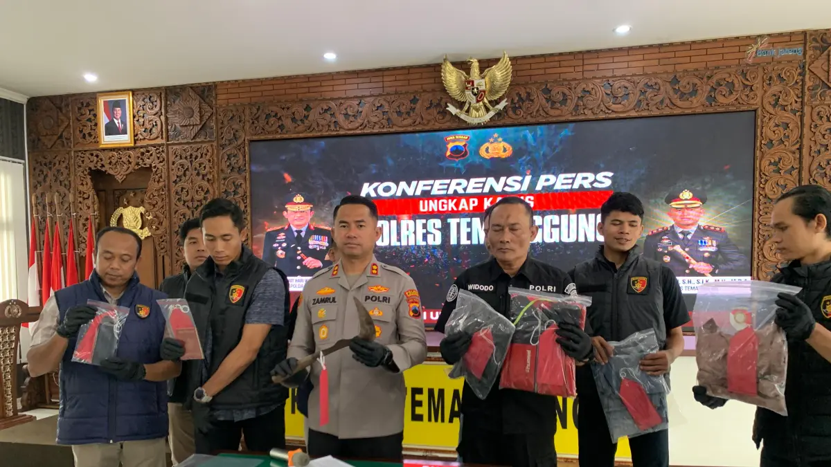 Polisi menunjukkan barang bukti yang digunakan tersangka membunuh istrinya. DEVI KHOFIFATUR RIZQI/ JAWA POS RADAR SEMARANG