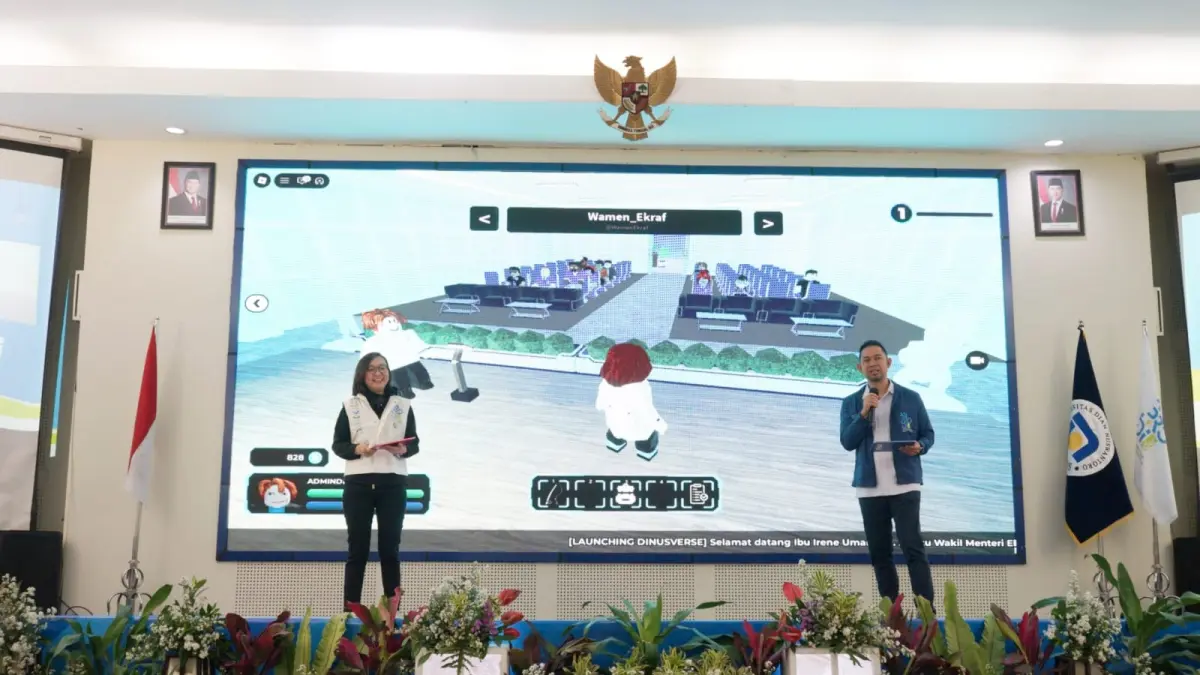 Rektor Udinus Prof Pulung Nurtantio Andono bersama Wakil Menteri Ekonomi Kreatif Irene Umar mencoba langsung platform Dinnusverse.