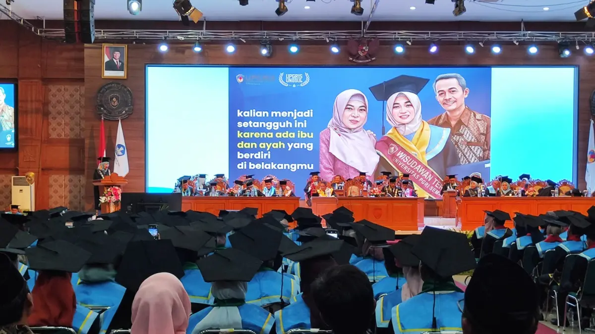 Rektor Upgris Sri Suciati memberikan pesan pada mahasiswa dalam acara Wisuda ke-83 Upgris di Balairung Upgris, Kamis (21/5).