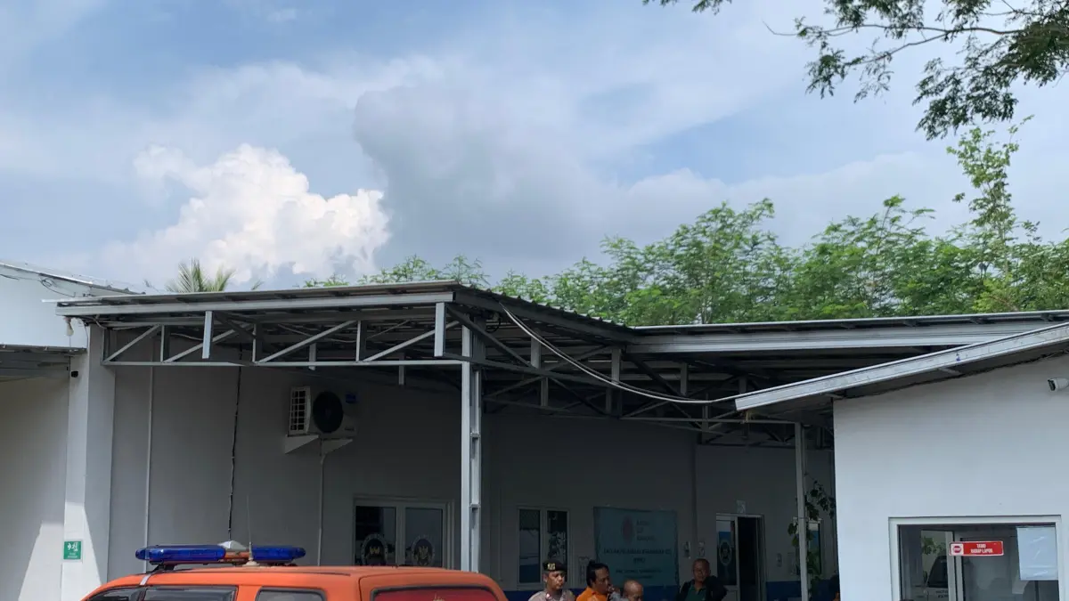 SPPG Tlogorejo yang berada di Jalan Perintis Kemerdekaan, Krajan, Tlogorejo, Kecamatan Temanggung, saat didatangi tim inafis Polres Temanggung untuk penyelidikan lebih lanjut, Kamis (21/5). DEVI KHOFIFATUR RIZQI/ JAWA POS RADAR SEMARANG