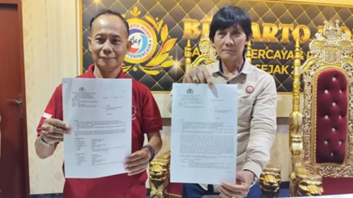 PENGADUAN: Kuasa Hukum Bank Arto Moro, Sri Sudibyo SH (kiri) menunjukkan berkas laporan. (IST)