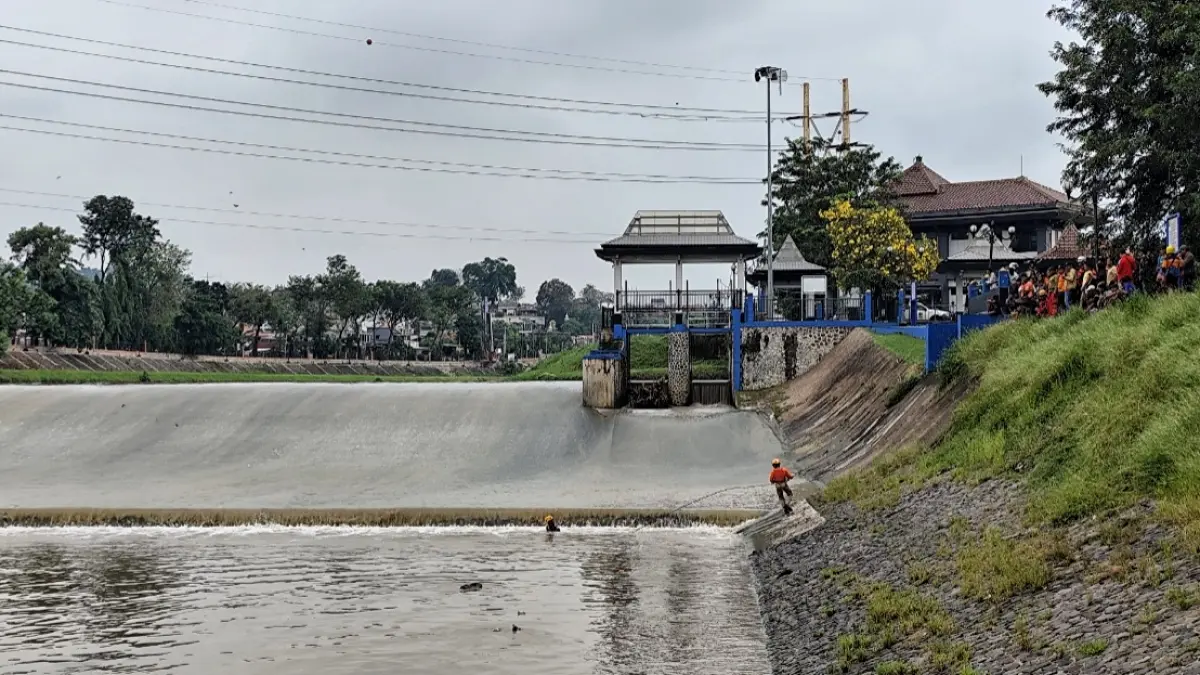 Tim SAR gabungan melakukan proses pencarian korban di aliran sungai BKB Semarang Barat Jumat (22/5/2026)