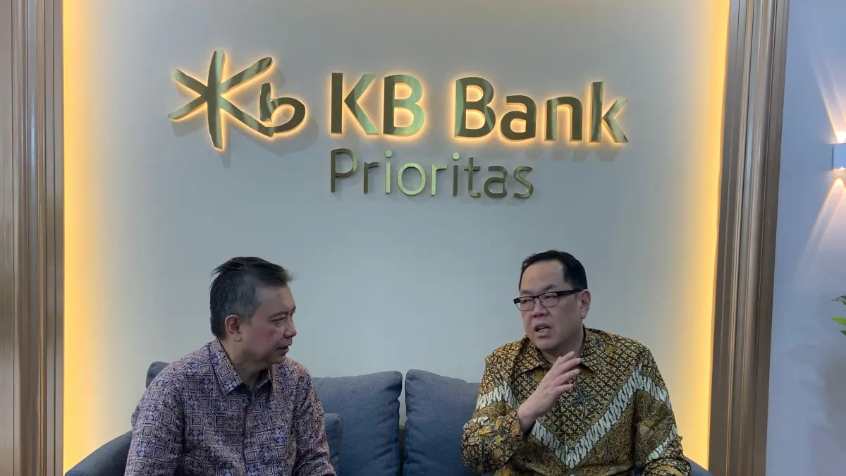Direktur Utama KB Bank Kunardy Darma Lie (kanan) saat memperkenalkan layanan KB Bank Prioritas.