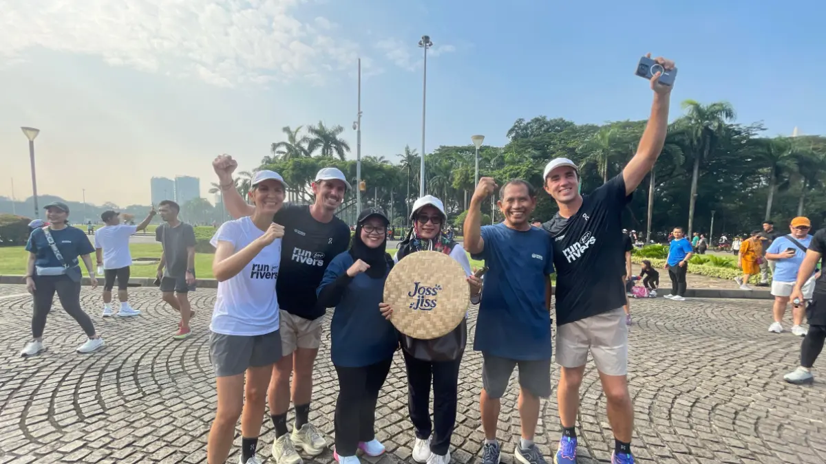 Direktur Jawa Pos Radar Semarang Baehaqi menyambut para founder Sungai Watch itu di garis finish. (Iskandar/Jawa Pos Radar Semarang)