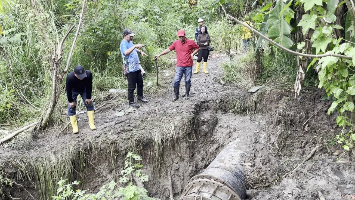 RUSAK : Kondisi Pipa PDAM mengalami kerusakan karena kondisi tanah yang labil. (ADENNYAR WYCAKSONO/ JAWA POS RADAR SEMARANG)