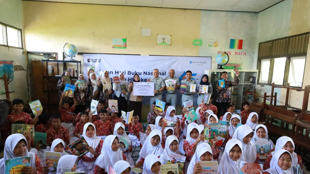 Bahagianya para siswa mendapat buku baru