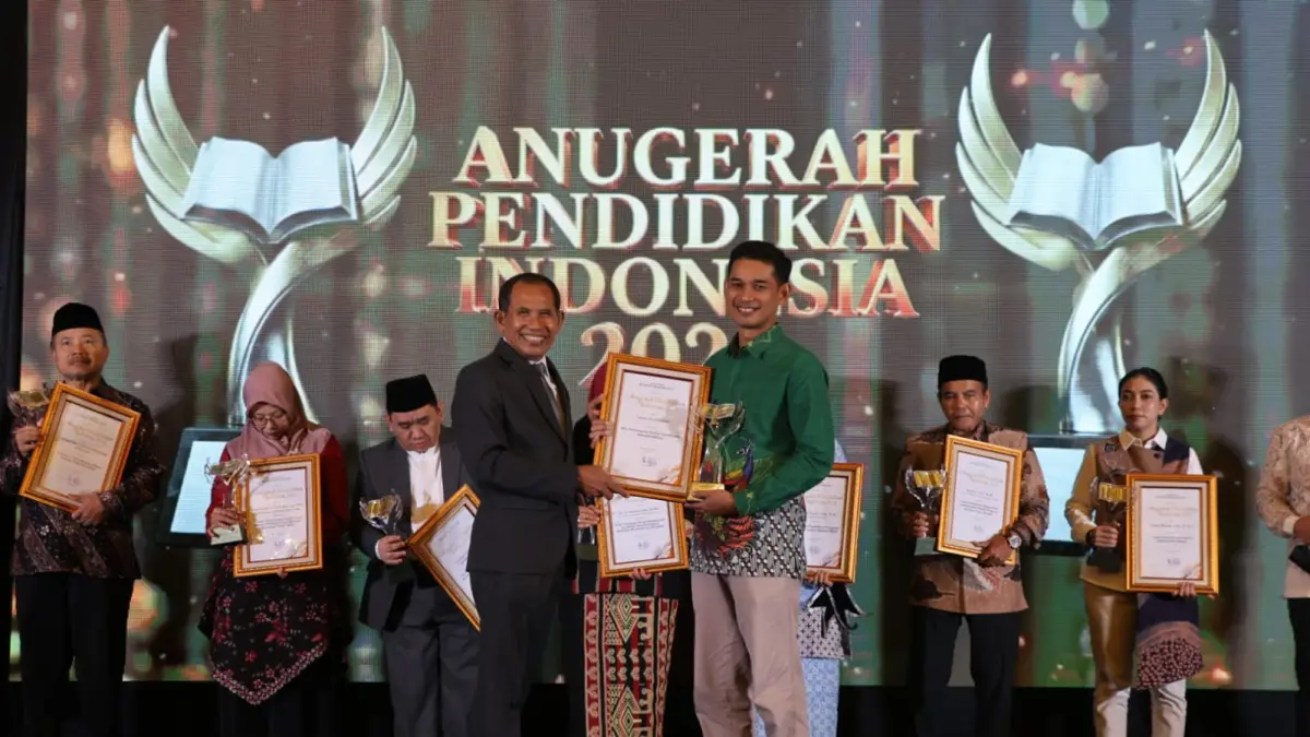 Direktur Jawa Pos Radar Semarang Baehaqi menyerahkan langsung penghargaan Anugerah Pendidikan Indonesia 2026 untuk Tanoto Foundation dalam kategori Mitra Pembangunan Sumber Daya Manusia Bidang Pendidikan, kepada Regional Lead Tanoto Foundation, Anang Ainur Roziqin.