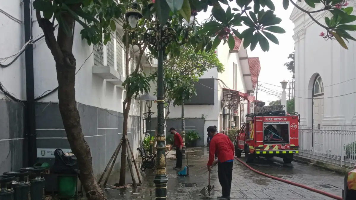 Mobil Damkar Kota Semarang bersiaga didepan Resto & Cafe Borsumy, Kota Lama, setelah berhasil memadamkan kobaran api. (Sulistiono)