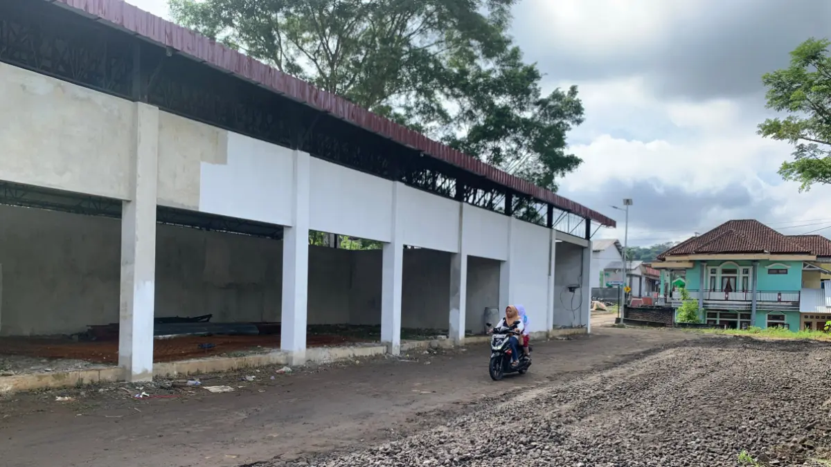 Penampakan KDMP Desa Kaloran yang dihentikan sementara mengenai progres pembangunan fisiknya, Senin (25/5). DEVI KHOFIFATUR RIZQI/ JAWA POS RADAR SEMARANG