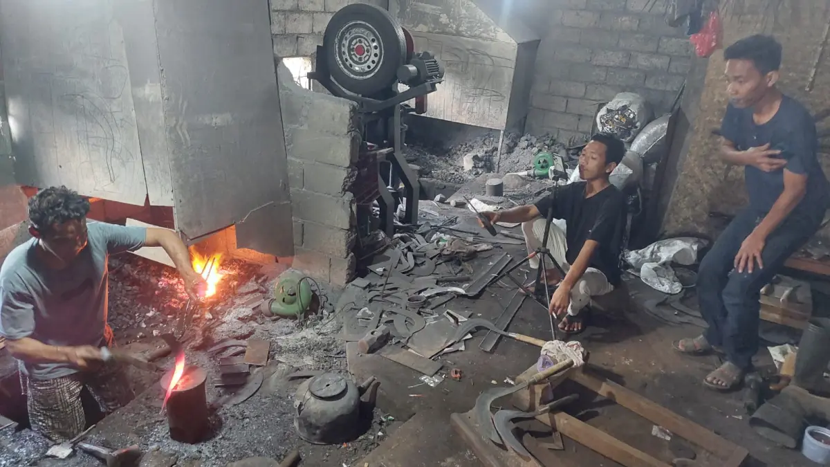 Perajin pandai besi warga Dusun Dalangan, Desa Purwojati, Kecamatan Kertek, Wonosobo tak ada kata menyerah di tengah gempuran modernisasi. (Diskominfo Wonosobo for Jawa Pos Radar Semarang) 