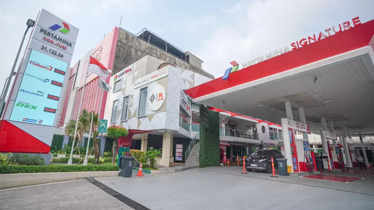 Pertamina memastikan informasi soal larangan Pertalite untuk mobil 1.400 CC ke atas adalah hoaks. Simak fakta lengkap dan aturan resminya di sini.