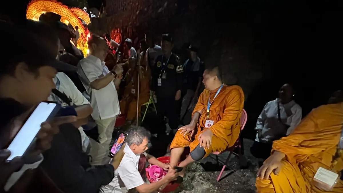 Umat Budha Vihara Avalokittesvara Yayasan Sri Kukus Redjo Gunung Kalong Ungaran sambut Biksu Thudong dengan membasuh ke 17 kaki biksu. Senin (25/5) malam.