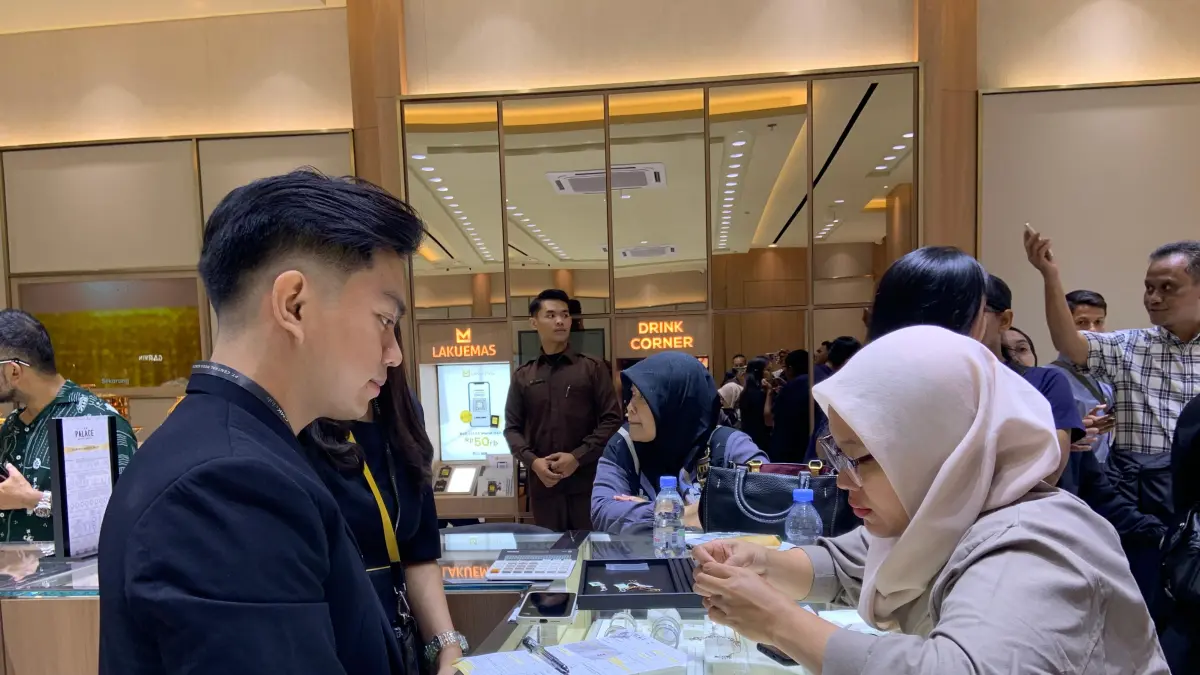 Konsumen sedang melihat perhiasan emas di The Palace yang berlokasi di Mall 23 Semarang.