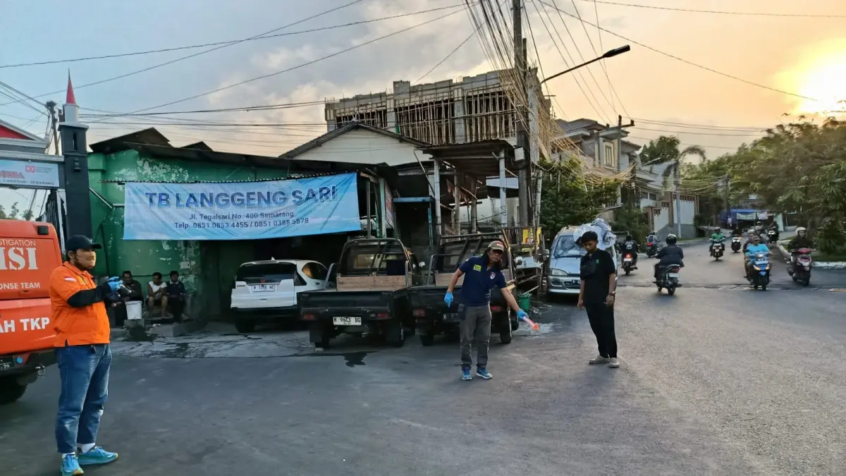 Polisi melakukan olah TKP di lokasi penembakan di Jalan Tegalsari, Kecamatan Candisari 