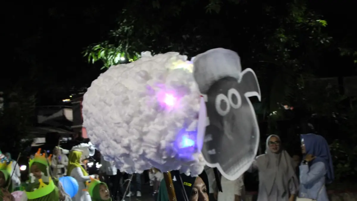 Shaun the sheep ikuti takbir keliling di Kelurahan Gisikdrono, Kecamatan Semarang Barat, Selasa (26/5) malam. (FIGUR RONGGO WASSALIM)