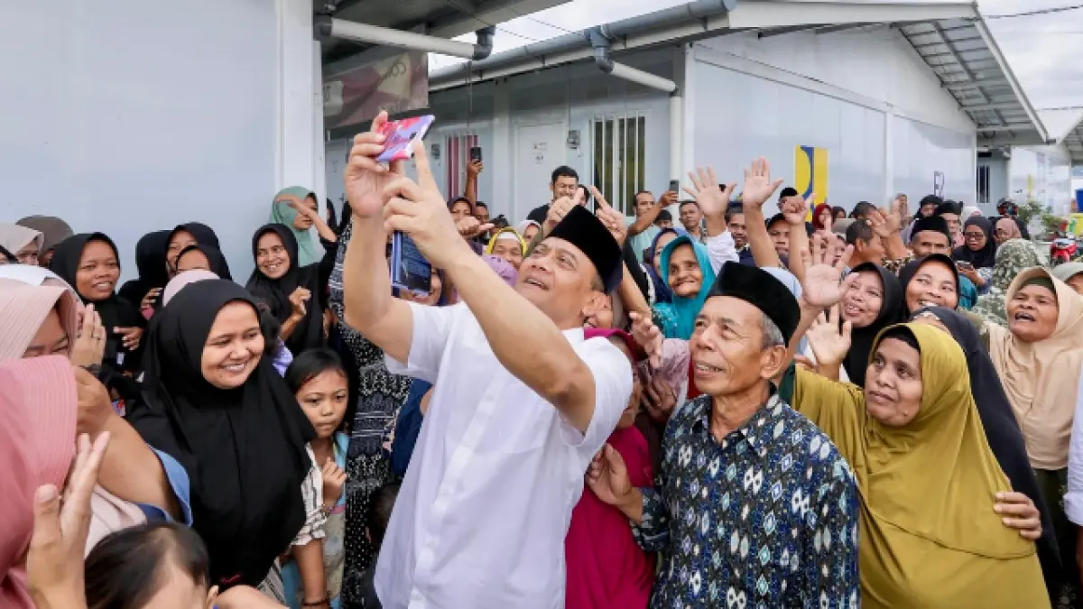 Gubernur Jawa Tengah, Ahmad Luthfi, melaksanakan salat Id bersama warga terdampak bencana tanah gerak Desa Padasari, sekaligus menyerahkan seekor sapi kurban seberat 906 kg atas nama pribadi.