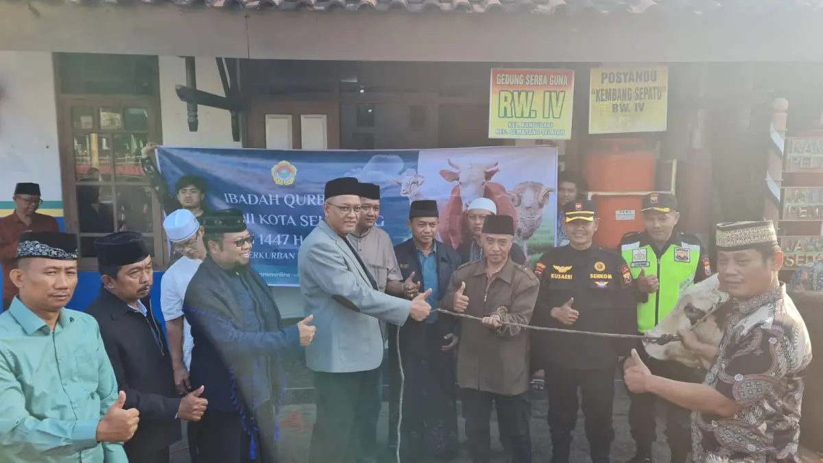 Pembina LDII Kota Semarang, Gus Rud menyerahkan sapi untuk kurban di PC Semarang Selatan, Rabu (27/5) pagi. (FIGUR RONGGO WASSALIM)