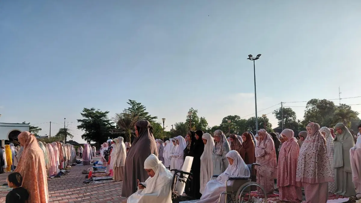 Warga Ungaran saat ikuti salat Idul Adha di Masjid Al Mabrur Ungaran, Kabupaten Semarang. Rabu (27/5).&nbsp;