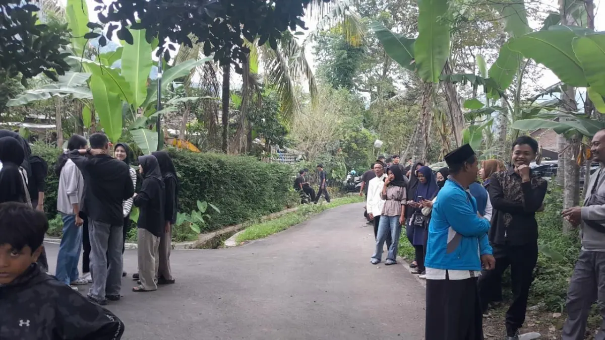 Suasana rumah duka yang dipadati teman korban, keluarga hingga warga sekitar satu keluarga meninggal di tempat wisata Temanggung di Dusun Bendosari RT 04 RW 08, Desa Kebumen, Kecamatan Banyubiru, Kabupaten Semarang, Kamis (28/5). (Maria Novena/Jawa Pos Radar Semarang)