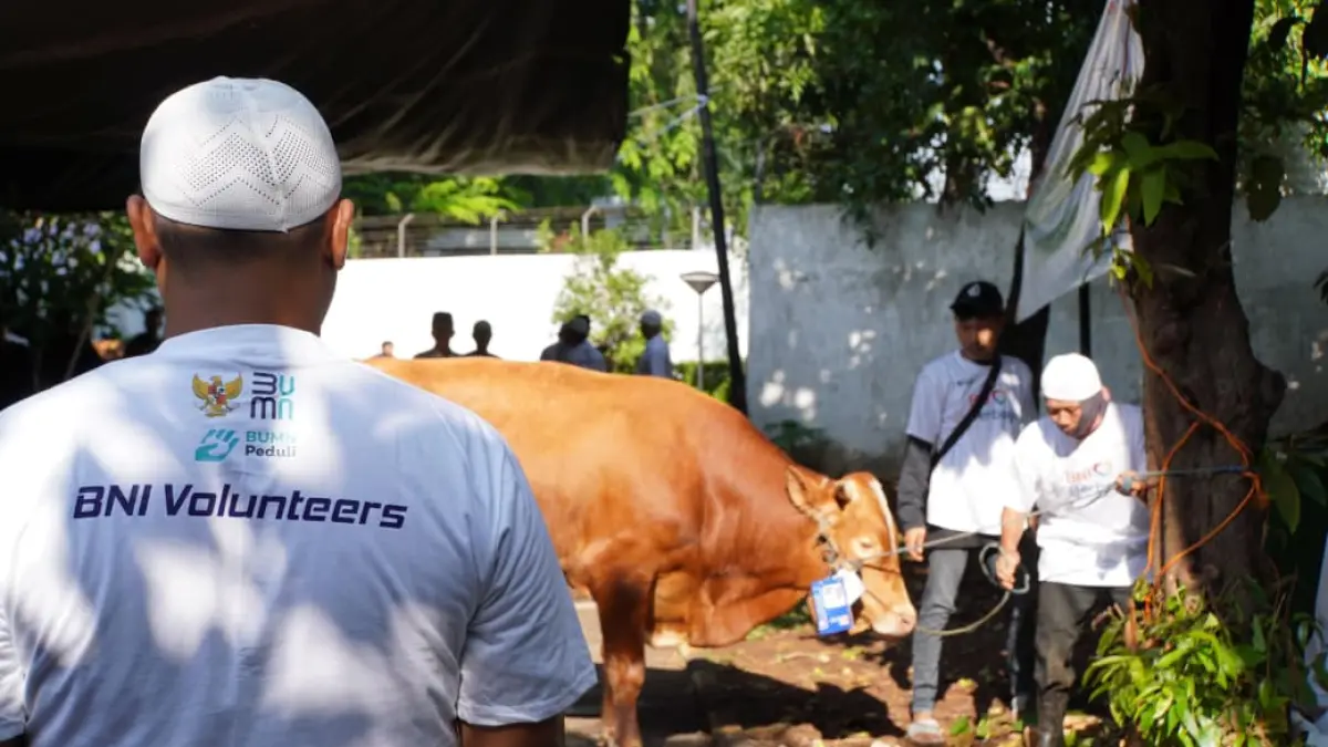 BNI kembali menunjukkan kepeduliannya kepada masyarakat lewat penyaluran 1.200 hewan kurban pada perayaan Idul Adha 1447 H/2026. Bantuan tersebut disalurkan sebagai bagian dari kontribusi sosial BNI bagi masyarakat.