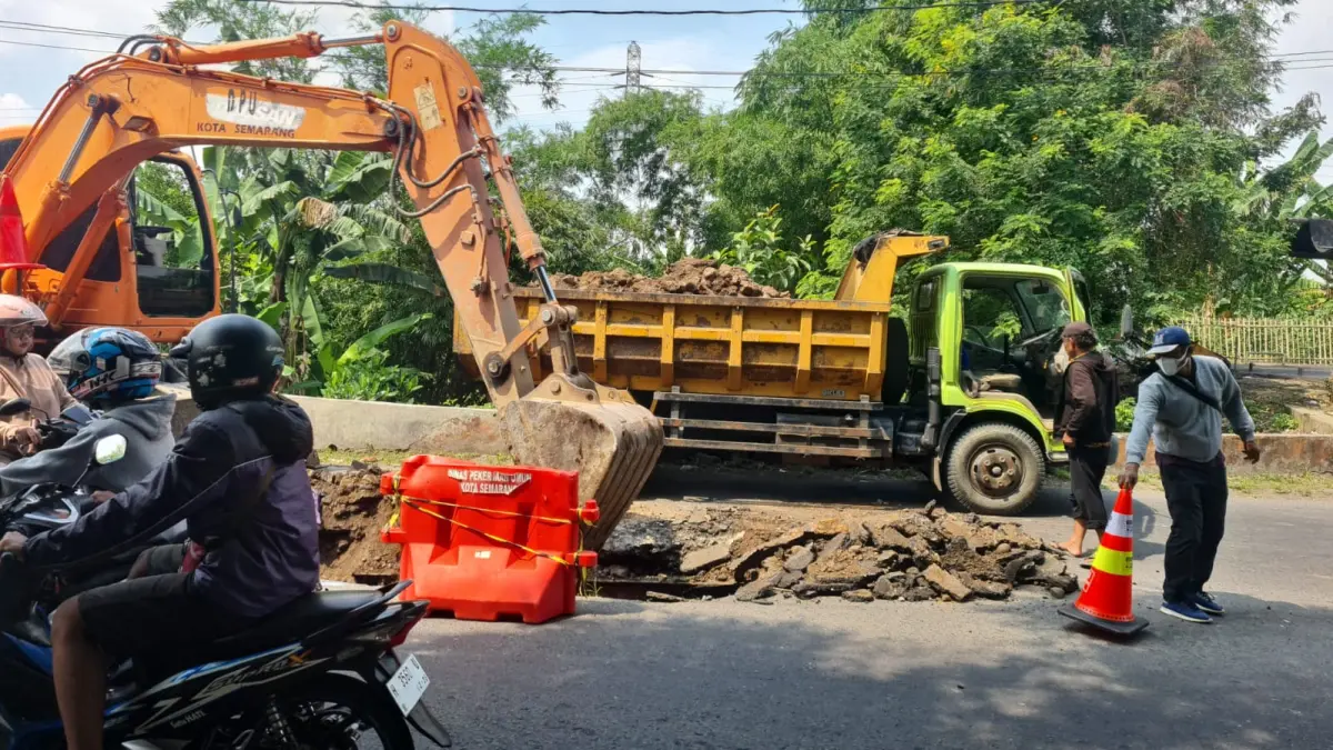 Dinas Pekerjaan Umum (DPU) gerak cepat melakukan perbaikan sejumlah ruas jalan rusak terutama di wilayah Semarang Barat hingga Ngaliyan.&nbsp;