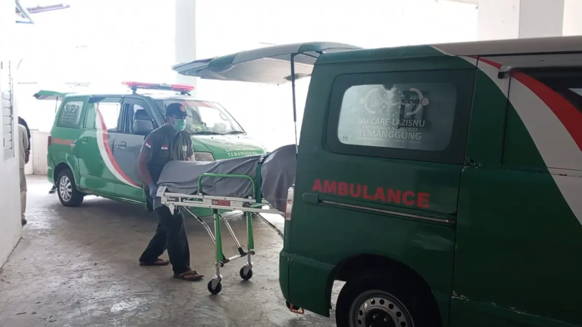 Mobil ambulans mengantarkan keempat jenazah menuju rumah duka di Ambarawa, Kabupaten Semarang. DEVI KHOFIFATUR RIZQI/ JAWA POS RADAR SEMARANG